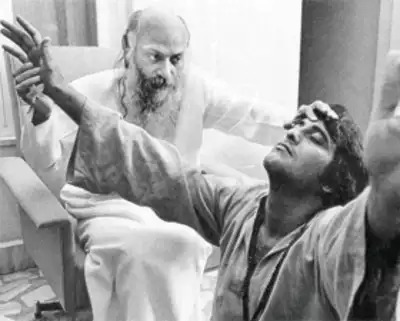 विनोद खन्ना (vinod khanna) यांच्याविषयीच्या आठवणींना त्यांचा मुलगा प्रसिद्ध अभिनेता अक्षय खन्नानं उजाळा दिला होता. त्यावेळी त्यानं आपल्या कुटूंबाला सोडून ते ओशोच्या (osho) आश्रमात कसे गेले याविषयी सांगितलं होतं.