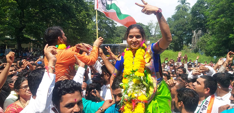 जल्लोष करताना राष्ट्रवादी काँग्रेसच्या विजयी उमेदवार रोहिणी शेलार