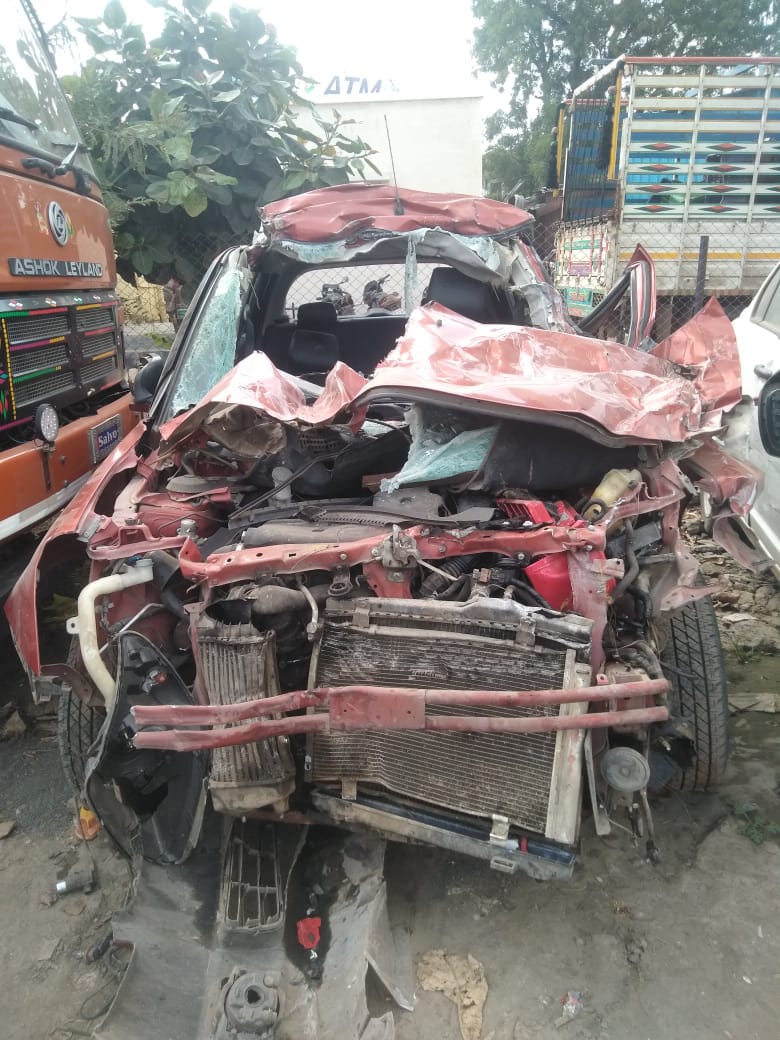 अपघाताची भीषणता ईतकी होती कि, चारचाकीचा अक्षरशः चक्काचूर झाला.