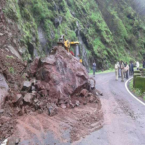 मुसळधार पावसामुळे करूळ घाटात दरड कोसळली,वाहतुक ठप्प