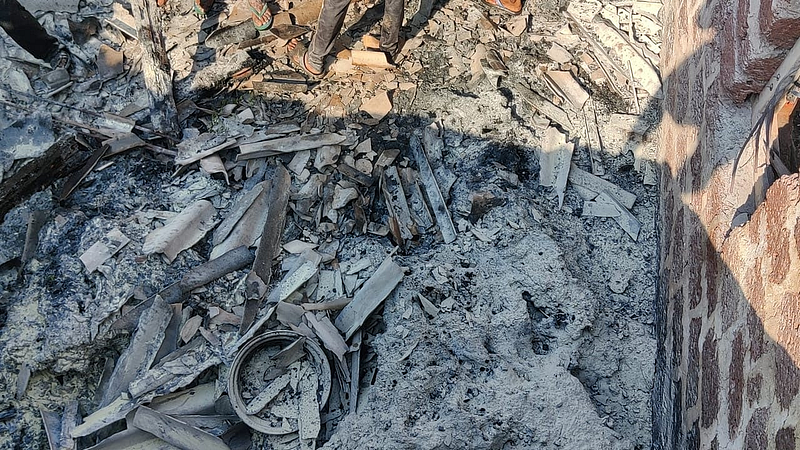 गोडाऊनला अचानक आग