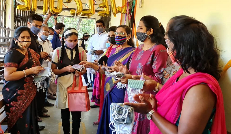 पंडित दीनदयाळ शाळेत मास्क, चॉकलेट देऊन स्वागत