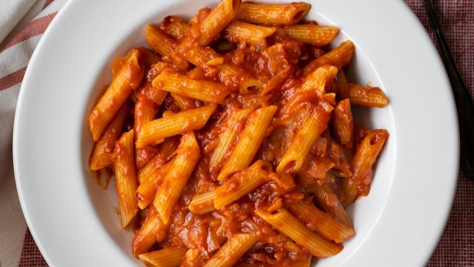 पेनी पास्ता (Penne)- सर्वसाधारणपणे हा पास्ता सर्व हॉटेल्समध्ये व्हाईट, रेड ग्रॅव्हीत केला जातो. तसेच यात पालक वापरून ग्रीन कलर पास्ता होतो. पास्ता सॅलेडही केले जाते.