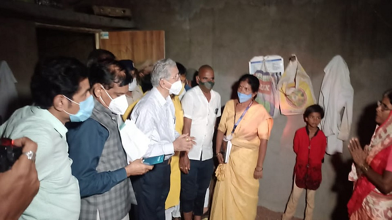 औरंगाबाद - वैजापूर तालुक्यातील अतिवृष्टीने नुकसान झालेल्या गावांची पाहणी करुन पालकमंत्री सुभाष देसाई यांनी नुकसानग्रस्त ग्रामस्थांनी संवाद साधला.