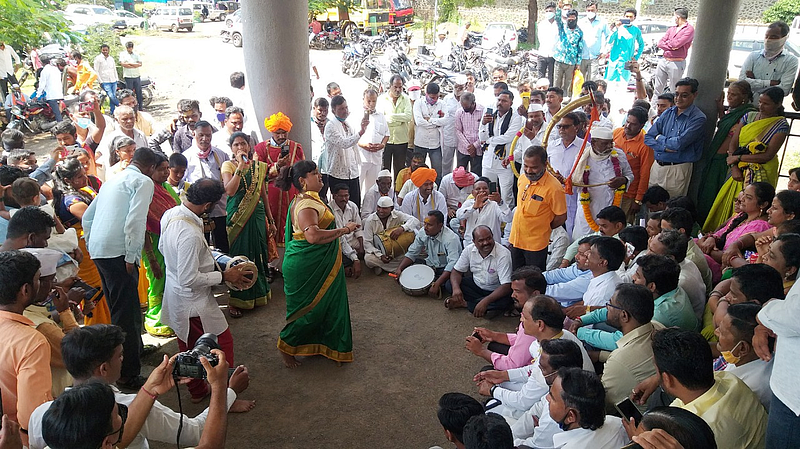 कलाकारांच्या मागणीसाठी प्रशासनाच्या दारात जागरण