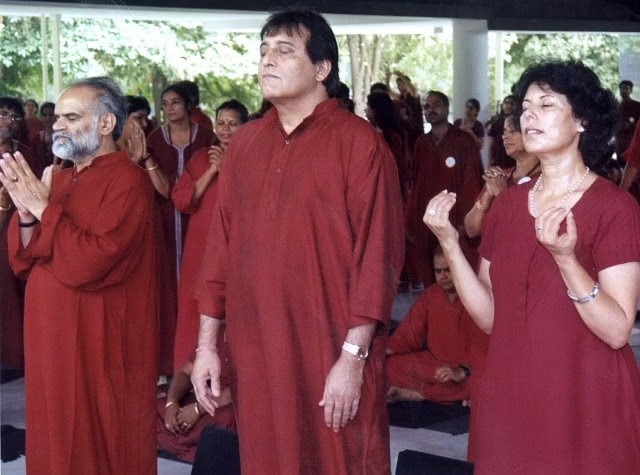 केवळ विनोद खन्नाच नाहीतर अभिनेत्री परवीन बाबी, महेश भट्ट, यांनी देखील ओशोंच्या विचारांना फॉलो केलं आहे. विनोद खन्ना हे पुण्यातील ओशो आश्रममध्ये काही काळ वास्तव्यासही होते.