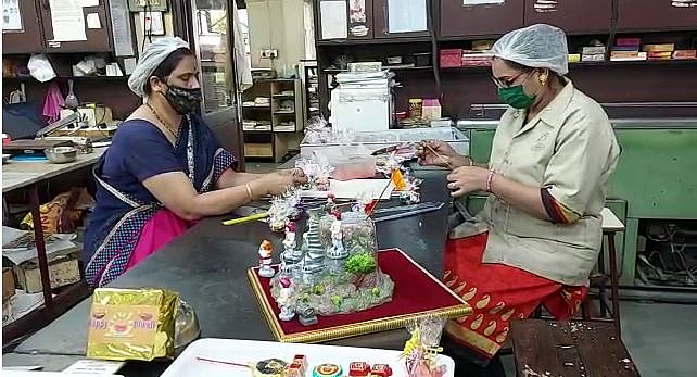 पुण्यात बनवला चॉकलेटचा किल्ला; चॉकलेट फटाके ही उपलब्ध