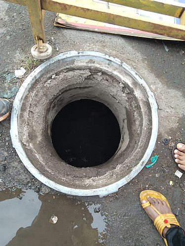 कात्रज चौकात चेंबरमध्ये पडली व्यक्ती