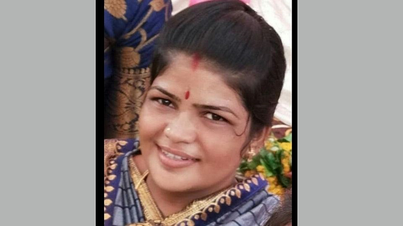 mother dies in train accident in front of daughter in nandgaoan