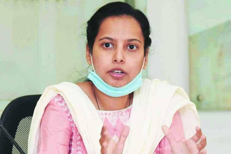 एकाच घरात 3 राजकीय पदं; भरसभेत माजी आमदाराची तटकरेंवर सडकून टीका