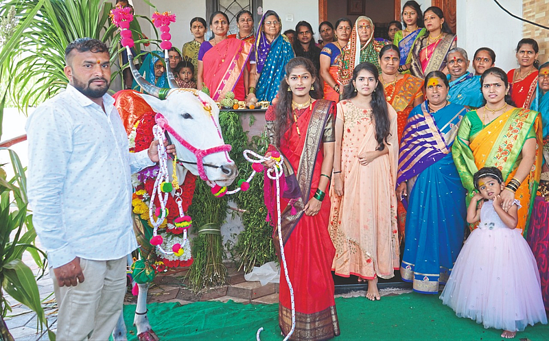 हौसेला मोल नसतं; गायीच्या डोहाळे जेवणाची पंचक्रोशीत चर्चा