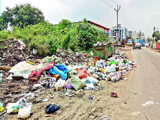 धुळ्यात रोजचा २०० टन कचरा जागच्या जागी पडून