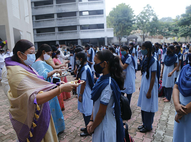 धायर : चव्हाण शाळेत बँड लावून वाजत-गाजत
विद्यार्थ्यांचे स्वागत