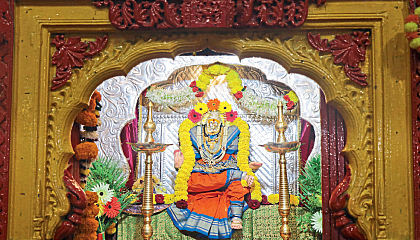 भगवती दर्शनासाठी महिलांची लोटली गर्दी