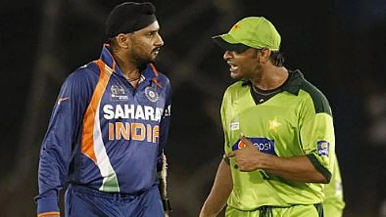 7. हरबजन सिंग आणि शोएब अख्तर (2010 Asia Cup)
स्ट्राईकवर असलेल्या हरबजन सिंगने सिक्स मारल्यावर जोरात ओरडून आनंद व्यक्त केला. या दरम्यान शोएब अख्तरने हरबजनला काहीतरी म्हटलं ज्यामुळे तो चिडला. यातून वाद त्यांच्यात वाद झाले होते. सामन्याच्या शेवटी झालेला हा वाद आजही आठवला जातो.