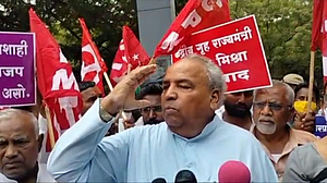माकपच्या कार्यकर्त्यांवरील पोलिस दडपशाहीचा निषेध : आडम मास्तर माकपच्या कार्यकर्त्यांवरील पोलिस दडपशाहीचा निषेध : आडम मास्तर