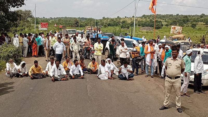 औंढा नागनाथ (जि.हिंगोली) : तालुक्यातील सिद्धेश्वर धरणातील पाणी पूर्णा नदीपात्रात मोठ्या प्रमाणात सोडल्यामुळे पुराचे पाणी शेतकऱ्यांच्या शेतामध्ये गेले. पिकामध्ये पाणी साचल्याने पिकांचे नुकसान झाले. त्याचे पंचनामे करून शेतकऱ्याला आर्थिक मदत मिळावी.