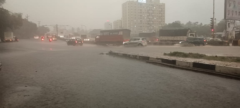 कात्रज कोंढवा रस्ता : पाऊस कोसळत असताना मोठ्या प्रमाणावर वाहतूक कोंडी झाल्याचे पाहायला मिळाले
