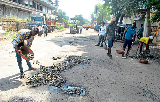 Jalgaon : जमीनच फाटलीय... ठिगळे कुठे कुठे लावणार?