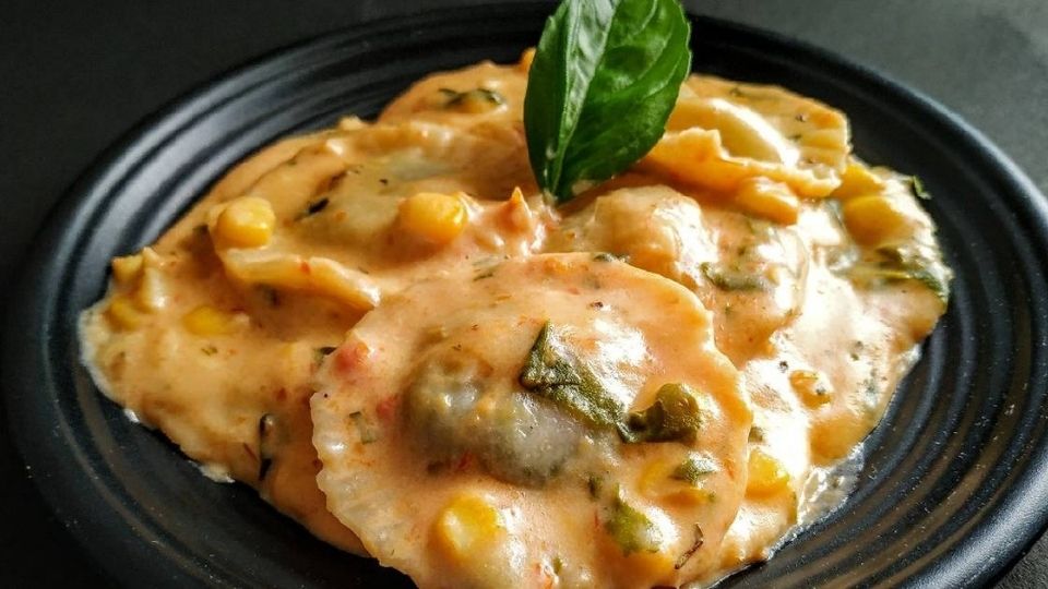 रॅविओली पास्ता (Ravioli)- विविध स्टफिंग भरून रेड किंवा व्हाईट ग्रॅव्हीत हा पास्ता केला जातो.