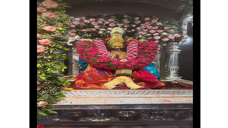 तुळजापूर (जि.उस्मानाबाद) : तुळजाभवानी माता मंदिरात गुरूवारी (ता.सात) घटस्थापना करण्यात आली.
