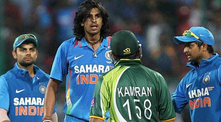 2. इशांत शर्मा आणि कामरान अकमल (1st T20, 2012)
इशांत शर्मा आणि पाकिस्तानचा विकेट किपर कामरान अकमल यांच्यात देखील असाच वाद झाला होता. 2012 सालच्या पहिल्या टी-ट्वेंटी दरम्यान ही बाचाबाची पाहायला मिळाली होती.