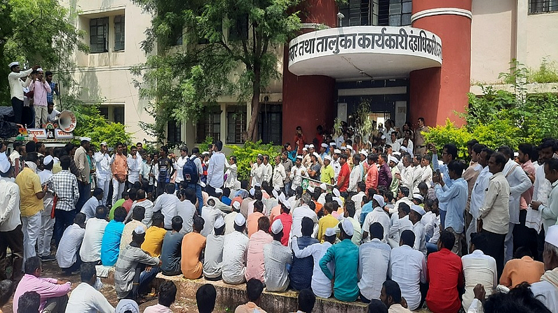 घनसावंगी (जि.जालना) : घनसावंगीत हलगी मोर्चा काढण्यात आला. यावेळी मोर्चातील शेतकर्यांनी तहसील कार्यालयाला घेराव घातला होता.