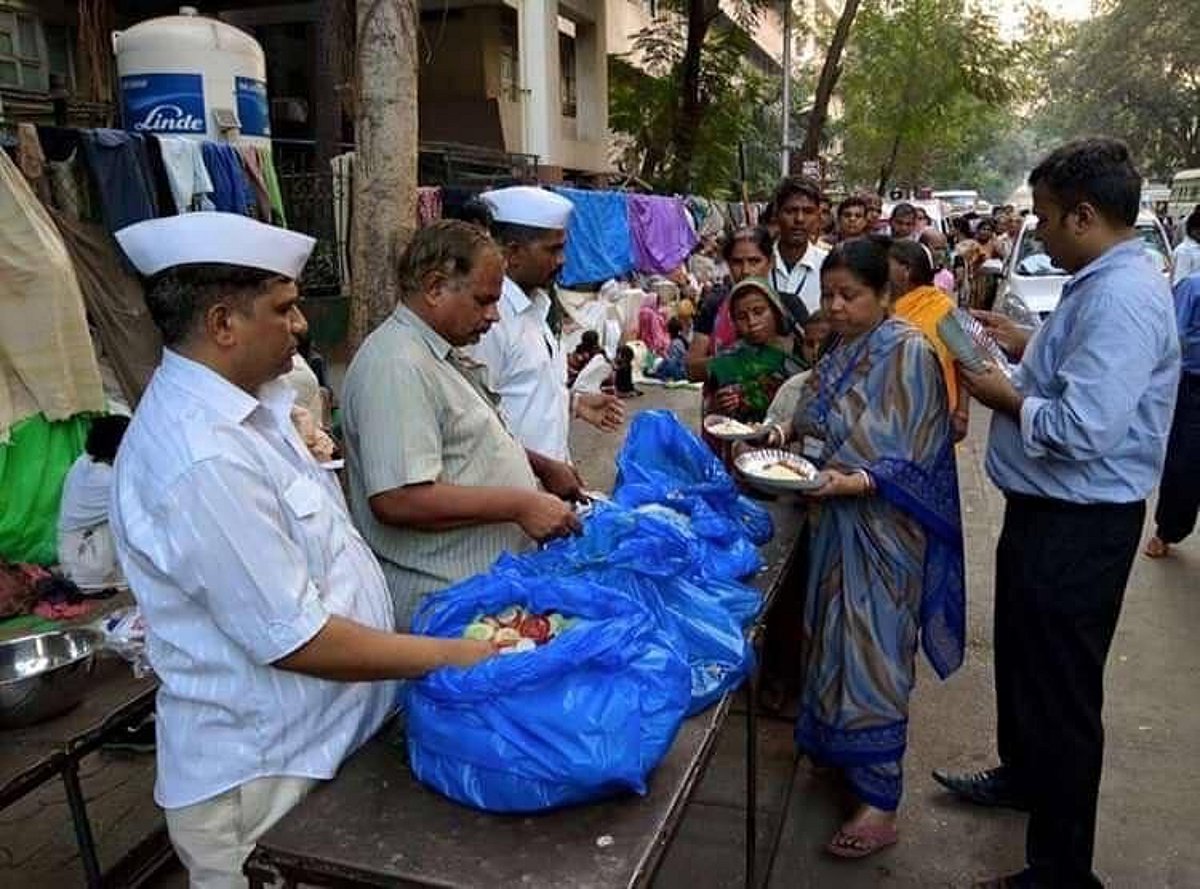 मुंबई डबेवाल्यांची 'रोटी बँक' बंद ? बेघरांवर उपासमारीची टांगती तलवार ...