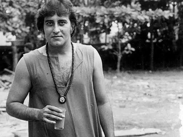 आचार्य रजनीश अर्थात भगवान ओशो यांच्याशी त्यांची असलेली जवळीक सर्वाना माहिती होती. बॉलीवूडमधील कित्येकांना विनोदजींनी घेतलेल्या त्या निर्णयाचं नवल वाटलं होतं.