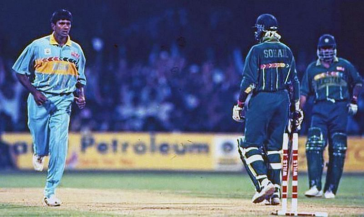 6. व्यंकटेश प्रसाद आणि आमीर सोहील (1996 वर्ल्डकप)
पहिल्यांदा बॅटींग केलेल्या भारताने 287 धावा केल्या होत्या. त्या गाठताना आमीर सोहीलने अर्धशतक केले होते. सोएल वारंवार व्यंकटेश प्रसादला उचकवण्याचा प्रयत्न करत होता. भारताला विकेटची गरज होती. त्या पार्श्वभूमीवर झालेल्या या बाचाबाचीने मैदानातील वातावरण अधिकच गरमागरम झाले होते.