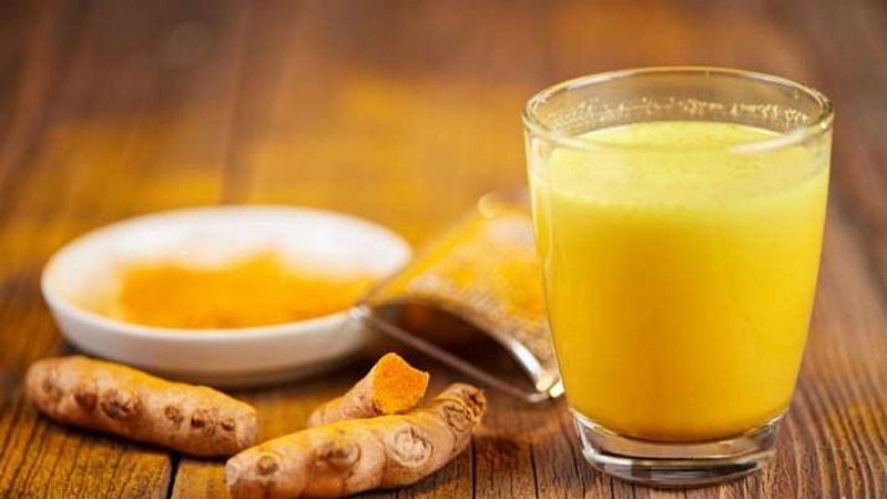 थंडीत हळद दूध पिण्याचे 'हे' आहेत जबरदस्त फायदे
