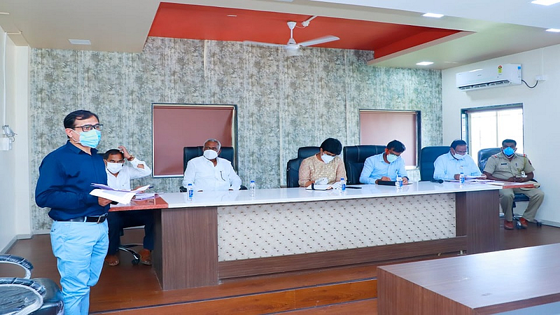 मानवत (जि.परभणी) : शहरातील नगरपरिषद सभागृहात आढावा बैठक पार पडली.
