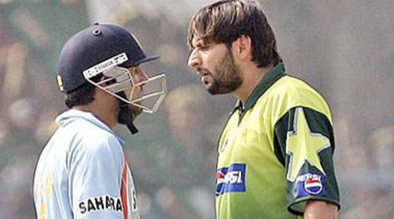 1. गौतम गंभीर आणि शाहिद आफ्रिदी (2007)
कानपूरमध्ये ग्रीन पार्क मैदानात तिसऱ्या सामन्यादरम्यान झालेली या दोघांतील बाचाबाची प्रसिद्ध आहे. हे दोन्हीही खेळाडू बॅटने तर बोलतातच शिवाय त्यांनी भर मैदानात नजरेला नजर देऊन एकमेकांसोबत वाद देखील घातलेत.