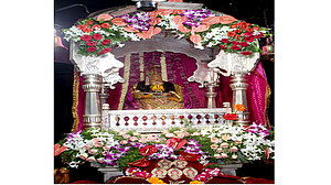 तुळजाभवानी मातेची रविवारी बांधण्यात आलेली मुरली अलंकार महापुजा.
तुळजाभवानी मातेची रविवारी बांधण्यात आलेली मुरली अलंकार महापुजा.