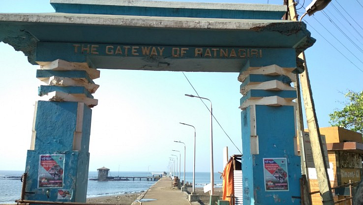 समुद्रकिनाऱ्यावरील अस्वच्छता पाहून पर्यटकांनी फिरवली पाठ