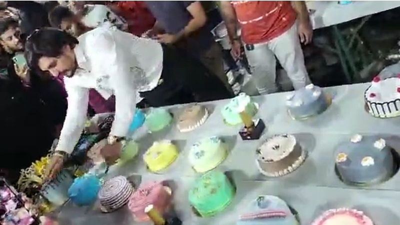भाई का बड्डे! रेल्वे स्टेशनवर कापले ५५० केक; Video Viral