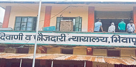 बसणे सोडा, धड उभे राहू शकत नाही