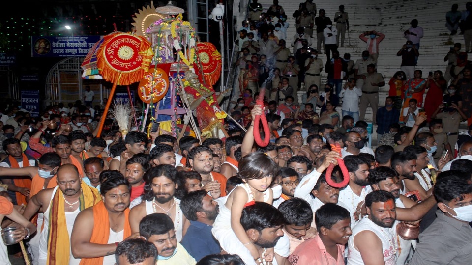 तुळजाभवानी मातेचा गरूड वाहनावर शनिवारी ता.9 काढण्यात आलेली छबिना मिरवणूक.