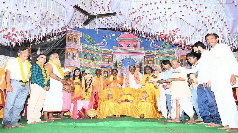हिंगोली : शहरातील सर्वदुर प्रसिद्ध असलेला दसरा महोत्सव कोरोनाच्या सावटामुळे यावर्षी देखील साधेपणाने साजरा होत आहे. खाकीबाबा मठात गुरुवारी (ता.सात) आकाशवाणी या धार्मिक कार्यक्रमाने महोत्सवास कोरोनाचे नियम पाळत सुरुवात झाली आहे.