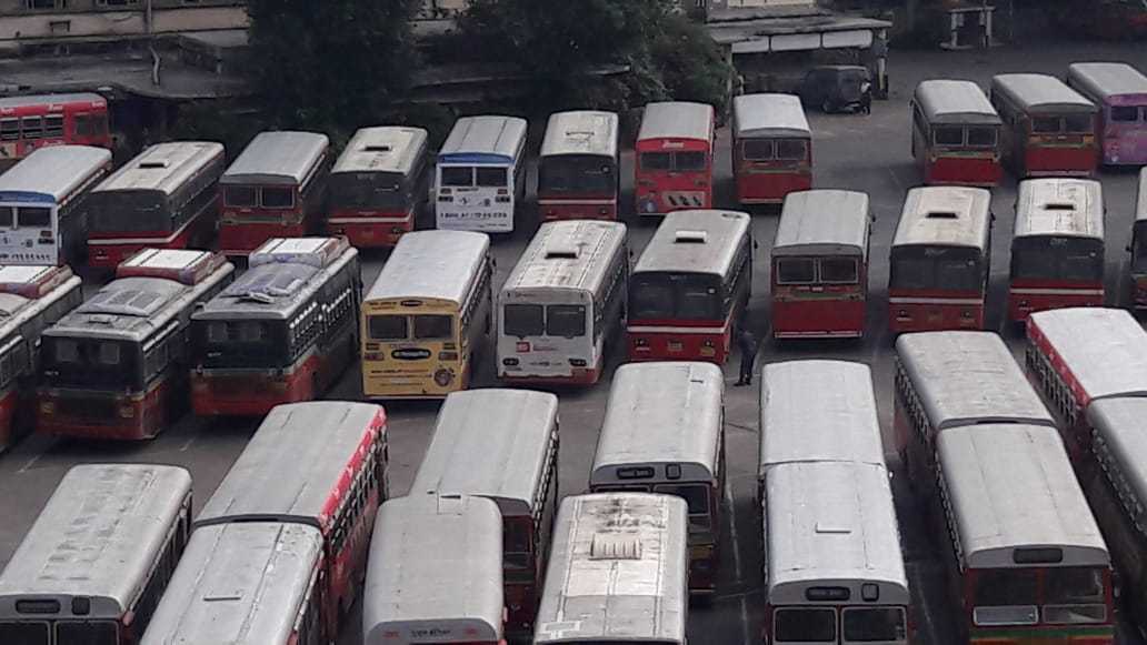 काल मध्यरात्रीपासून आज सकाळी पहाटेच्या दरम्यान बेस्ट च्या ८ बसगाड्या आणि भाडेतत्वावरील एका बसगाडीची तोडफोड करण्यात आली आहे. बेस्टच्या व्यवस्थापनाने पोलीस संरक्षण मागवले असून परिस्थितीचा आढावा घेऊन सर्व आगारातून बसगाड्या चालवण्यात येणार आहेत.