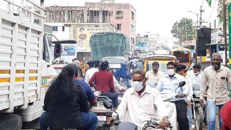 वाहनचालक आणि पादचारी त्रासले – विरुद्ध दिशेने येणारी वाहने आणि रस्ते खोदाई ठरते डोकेदुखी