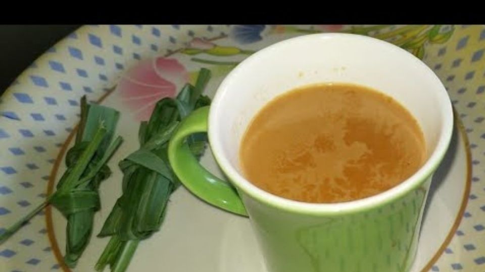 गवती चहा-थंडीच्या दिवसात शरीर डिटॉक्स करण्यासाठी गवती चहाचा वापर करणे योग्य ठरते. हिवाळ्यात या चहाच्या वापराने तुमची प्रतिकारशक्ती मजबूत राहते. तसेच चयापचय प्रणालीवरही परिणाम होत नाही.