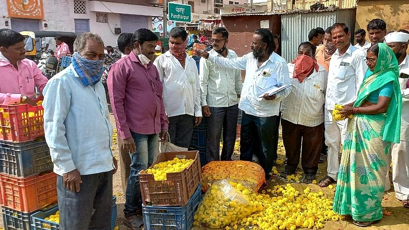मंदिर समितीच्या 'या' निर्णयामुळे झाले फुलांचे भाव मातीमोल!