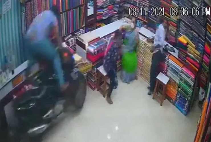 कपड्यांच्या दुकानात शिरली अनियंत्रित बाईक; व्हिडिओ पाहून व्हाल चकीत