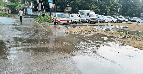 सोलापूर : रुग्णालयाबाहेर आरोग्याचा खेळखंडोबा