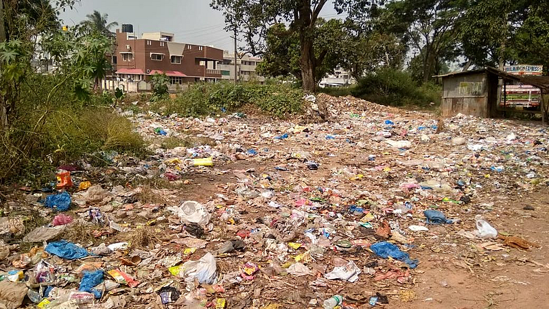 Sangli : खानापूर शहराच्या प्रवेशव्दारी कचऱ्याचा खच