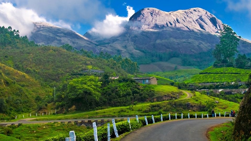 मुन्नार- हे शांत हिल स्टेशन खूप सुंदर आहे. इथल्या निसर्गाचा आनंद तुम्ही आवडीच्या माणसाबरोबर इथला आनंद घेऊ शकता. इथे तुम्ही लग्नाचा वाढदिवस छान साजरा करू शकता. येथे तुम्ही चहा, कॉफीच्या मळ्यात फिरू शकता.
