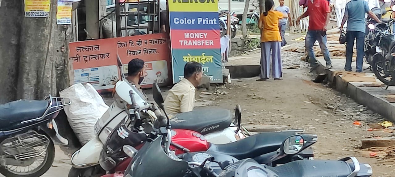 वाहतूक कोंडी झालेली असताना बघ्याची भूमिका घेऊन बसलेले पोलीस कर्मचारी