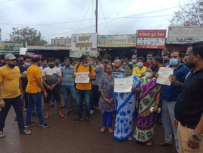 वाघोली : निओ सिटी ते बकोरी पर्यंत रखडलेल्या रोडच्या निषेधार्थ सोसायटी धारकांनी तीव्र आंदोलन केले.