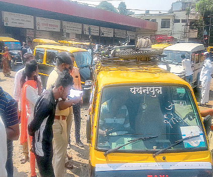 फलाटावर लागली खासगी वाहने